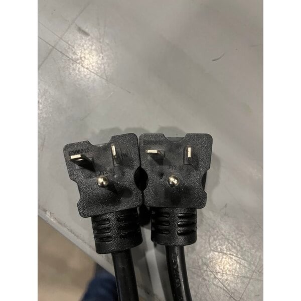 Scratch and Dent Avantco F202 30 lb. Dual Tank Medium-Duty Electric Countertop Fryer - 208-240V, 5400/7200W