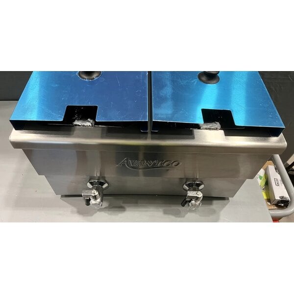 Scratch and Dent Avantco F202 30 lb. Dual Tank Medium-Duty Electric Countertop Fryer - 208-240V, 5400/7200W