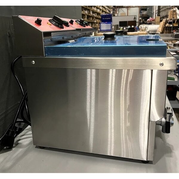 Scratch and Dent Avantco F202 30 lb. Dual Tank Medium-Duty Electric Countertop Fryer - 208-240V, 5400/7200W