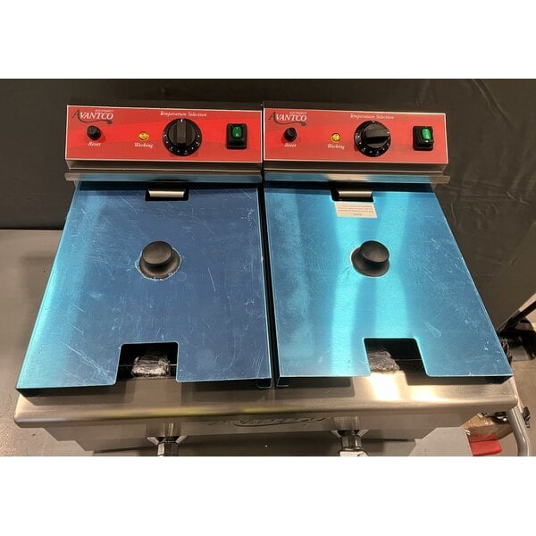 Scratch and Dent Avantco F202 30 lb. Dual Tank Medium-Duty Electric Countertop Fryer - 208-240V, 5400/7200W