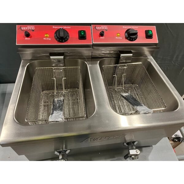 Scratch and Dent Avantco F202 30 lb. Dual Tank Medium-Duty Electric Countertop Fryer - 208-240V, 5400/7200W