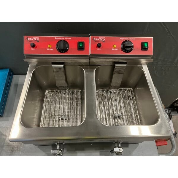 Scratch and Dent Avantco F202 30 lb. Dual Tank Medium-Duty Electric Countertop Fryer - 208-240V, 5400/7200W