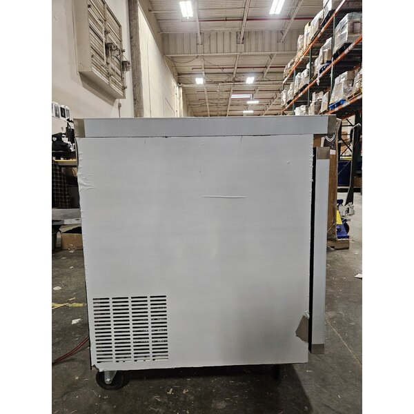 Scratch and Dent Avantco AU-27R 27" Undercounter Refrigerator