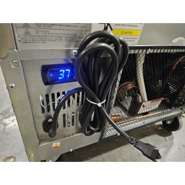 Scratch and Dent Avantco AU-27R 27" Undercounter Refrigerator