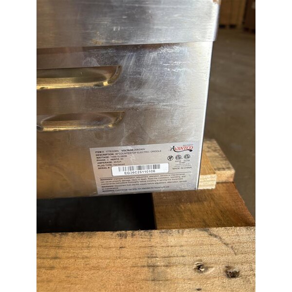 Scratch and Dent Avantco EG36N 36" Electric Countertop Griddle - 208/240V, 7488W-10080W