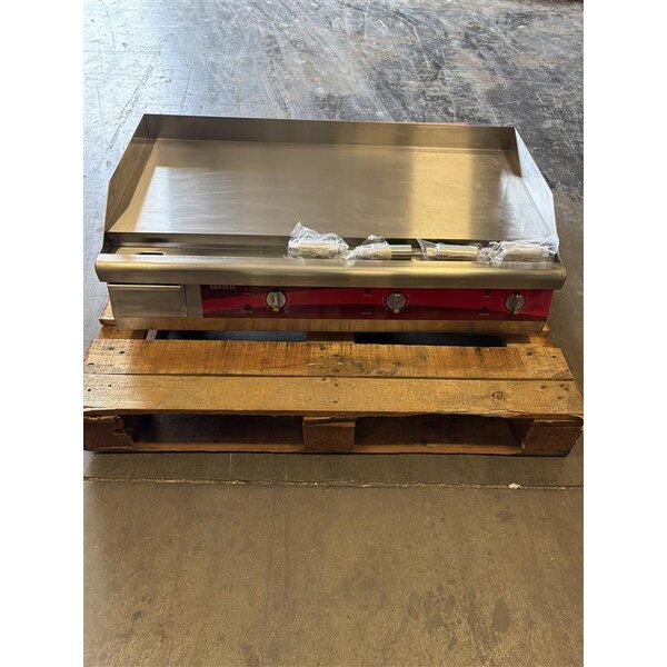 Scratch and Dent Avantco EG36N 36" Electric Countertop Griddle - 208/240V, 7488W-10080W
