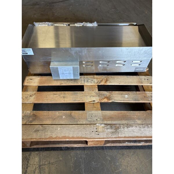 Scratch and Dent Avantco EG36N 36" Electric Countertop Griddle - 208/240V, 7488W-10080W