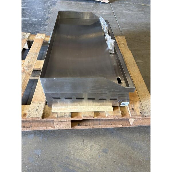 Scratch and Dent Avantco EG36N 36" Electric Countertop Griddle - 208/240V, 7488W-10080W