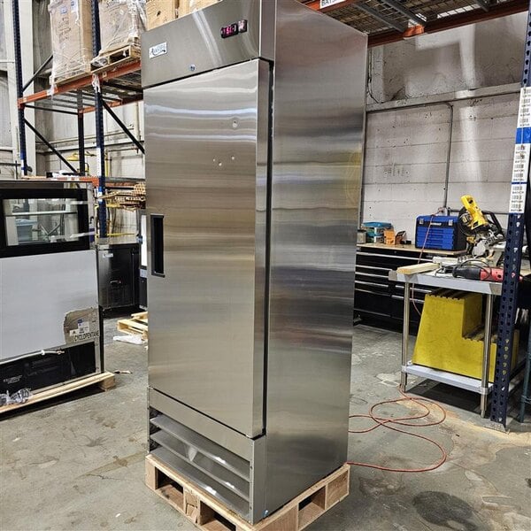 Scratch and Dent Avantco A-19F-HC 29" Solid Door Reach-In Freezer