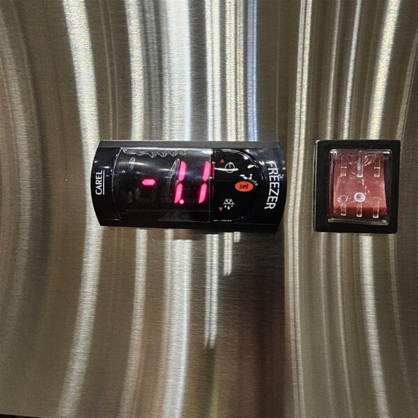 Scratch and Dent Avantco A-19F-HC 29" Solid Door Reach-In Freezer