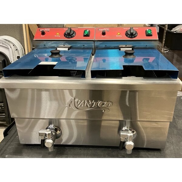 Scratch and Dent Avantco F202 30 lb. Dual Tank Medium-Duty Electric Countertop Fryer - 208-240V, 5400/7200W