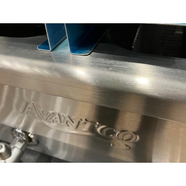 Scratch and Dent Avantco F202 30 lb. Dual Tank Medium-Duty Electric Countertop Fryer - 208-240V, 5400/7200W