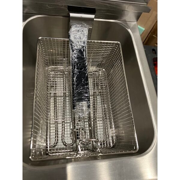 Scratch and Dent Avantco F202 30 lb. Dual Tank Medium-Duty Electric Countertop Fryer - 208-240V, 5400/7200W