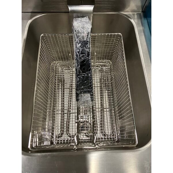 Scratch and Dent Avantco F202 30 lb. Dual Tank Medium-Duty Electric Countertop Fryer - 208-240V, 5400/7200W