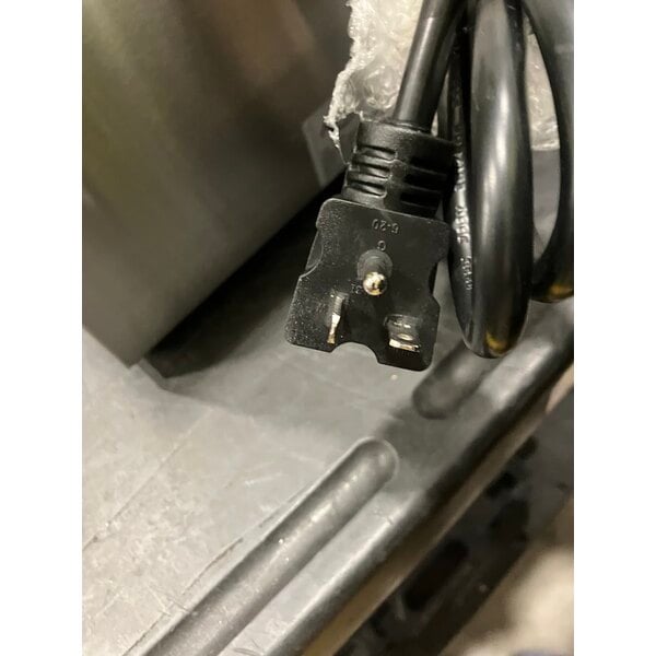 Scratch and Dent Avantco F202 30 lb. Dual Tank Medium-Duty Electric Countertop Fryer - 208-240V, 5400/7200W