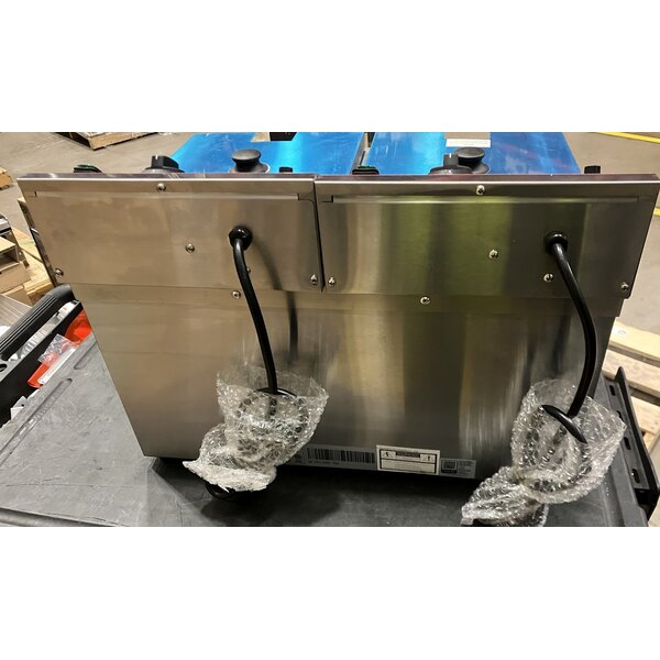 Scratch and Dent Avantco F202 30 lb. Dual Tank Medium-Duty Electric Countertop Fryer - 208-240V, 5400/7200W