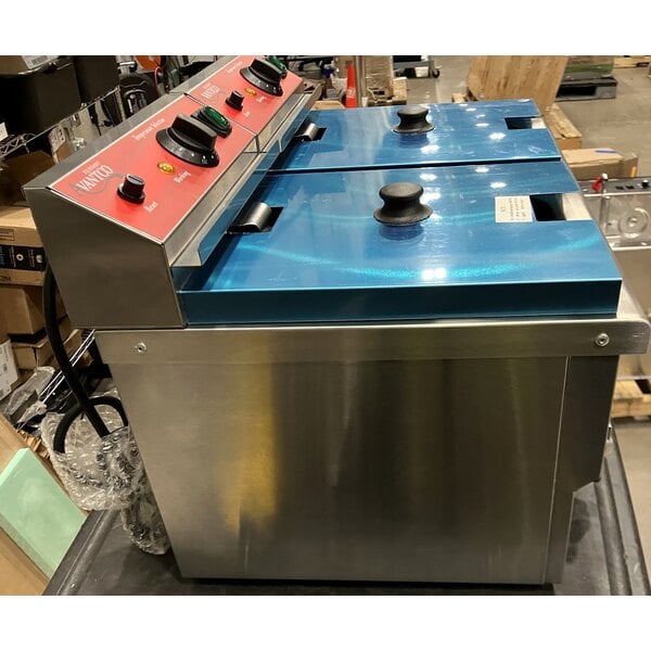 Scratch and Dent Avantco F202 30 lb. Dual Tank Medium-Duty Electric Countertop Fryer - 208-240V, 5400/7200W