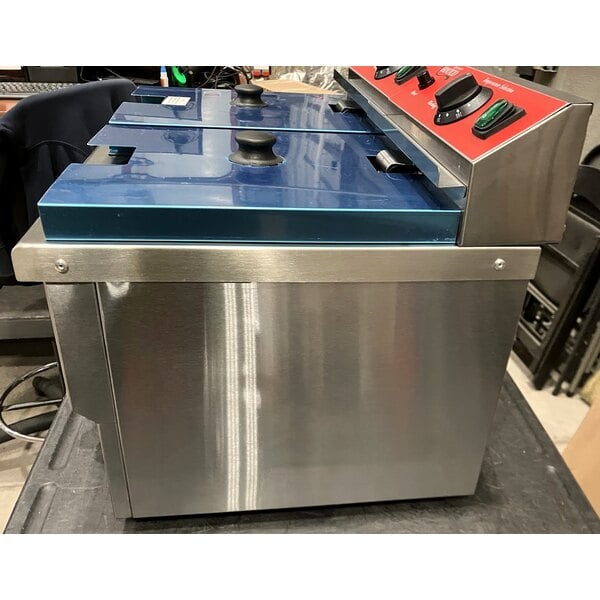 Scratch and Dent Avantco F202 30 lb. Dual Tank Medium-Duty Electric Countertop Fryer - 208-240V, 5400/7200W