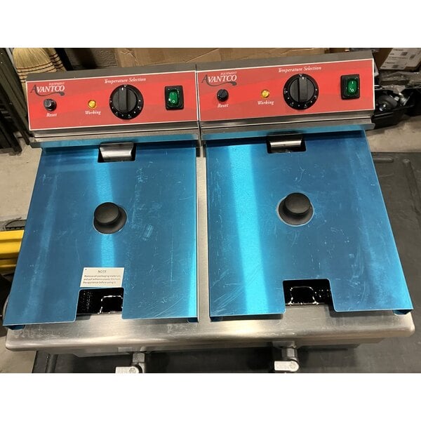 Scratch and Dent Avantco F202 30 lb. Dual Tank Medium-Duty Electric Countertop Fryer - 208-240V, 5400/7200W