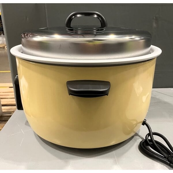 Scratch and Dent Town 57155 110 Cup (55 Cup Raw) Electronic Rice Cooker / Warmer - 230V