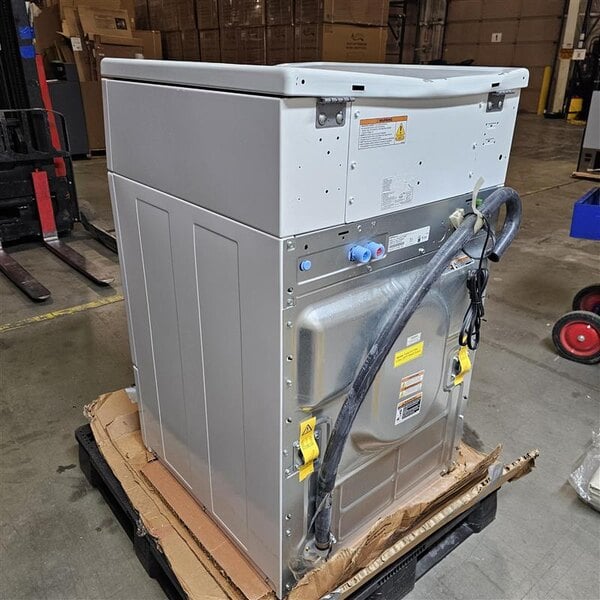 Scratch and Dent Speed Queen Quantum Gold Pro FV6010WN 3.42 cu. ft. 27" Front Load Commercial Washer with Front Control - Coin Operated