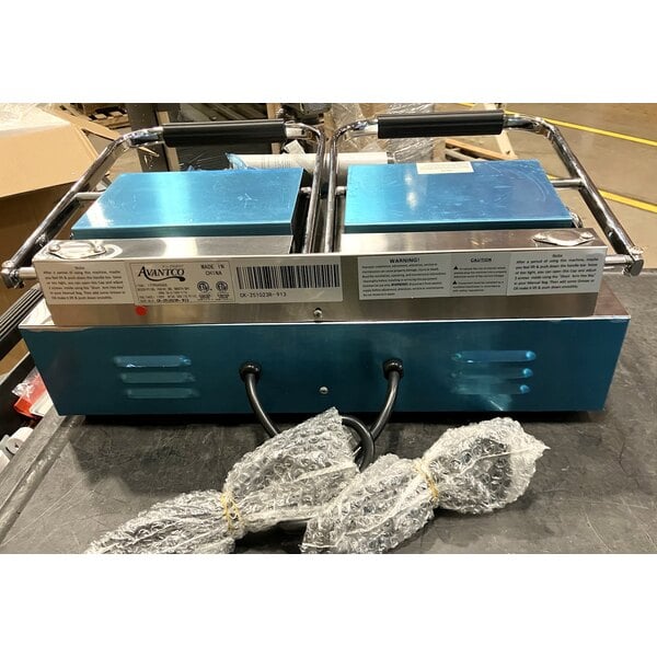 Scratch and Dent Avantco PG400GS Commercial Dual Panini Sandwich Grill with Grooved Top and Smooth Bottom Plates, and 19 5/8" x 9 1/8" Cooking Surface - 120V, 3500W