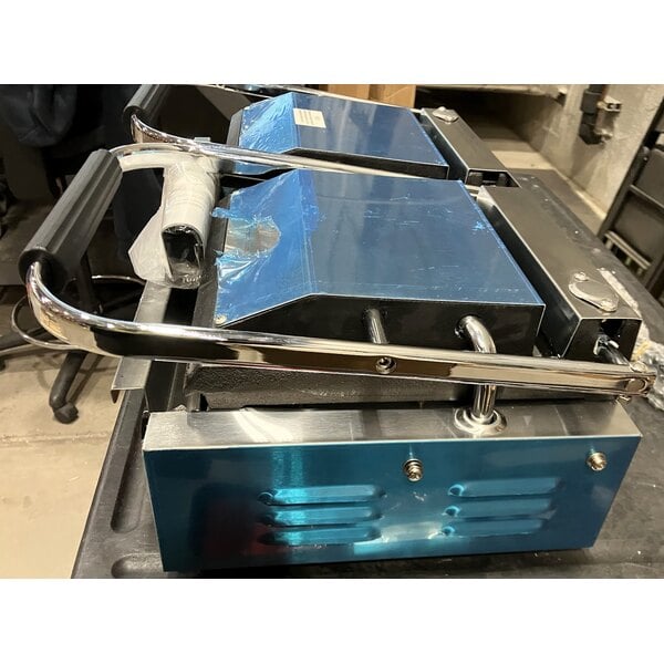 Scratch and Dent Avantco PG400GS Commercial Dual Panini Sandwich Grill with Grooved Top and Smooth Bottom Plates, and 19 5/8" x 9 1/8" Cooking Surface - 120V, 3500W