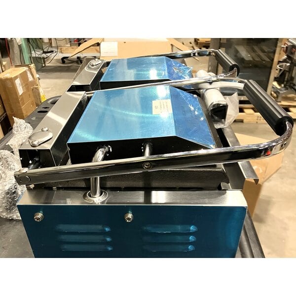 Scratch and Dent Avantco PG400GS Commercial Dual Panini Sandwich Grill with Grooved Top and Smooth Bottom Plates, and 19 5/8" x 9 1/8" Cooking Surface - 120V, 3500W