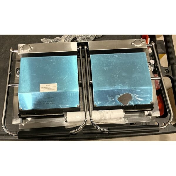 Scratch and Dent Avantco PG400GS Commercial Dual Panini Sandwich Grill with Grooved Top and Smooth Bottom Plates, and 19 5/8" x 9 1/8" Cooking Surface - 120V, 3500W