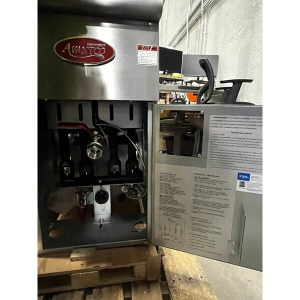 Scratch and Dent Avantco F4-ES-N 45-50 lb. Natural Gas Stainless Steel Floor Fryer - 85,000 BTU