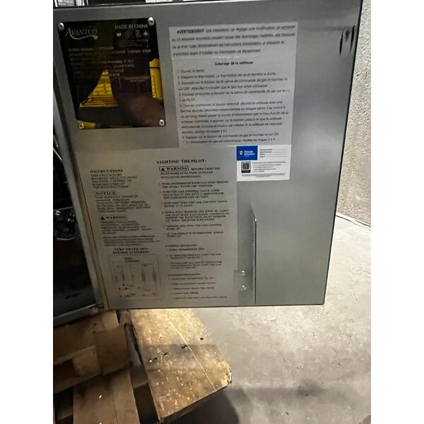 Scratch and Dent Avantco F4-ES-N 45-50 lb. Natural Gas Stainless Steel Floor Fryer - 85,000 BTU