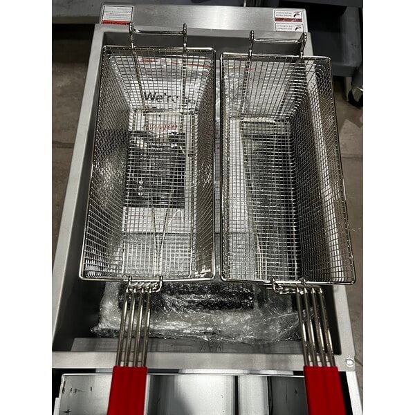 Scratch and Dent Avantco F4-ES-N 45-50 lb. Natural Gas Stainless Steel Floor Fryer - 85,000 BTU
