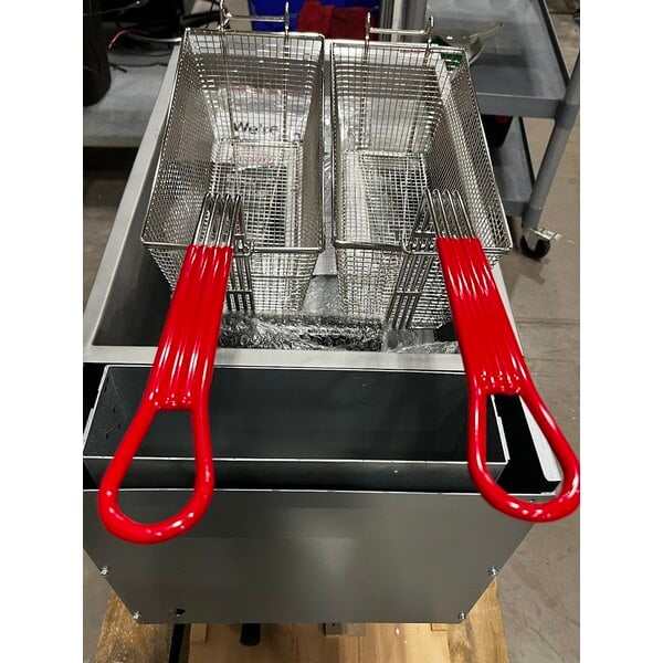 Scratch and Dent Avantco F4-ES-N 45-50 lb. Natural Gas Stainless Steel Floor Fryer - 85,000 BTU