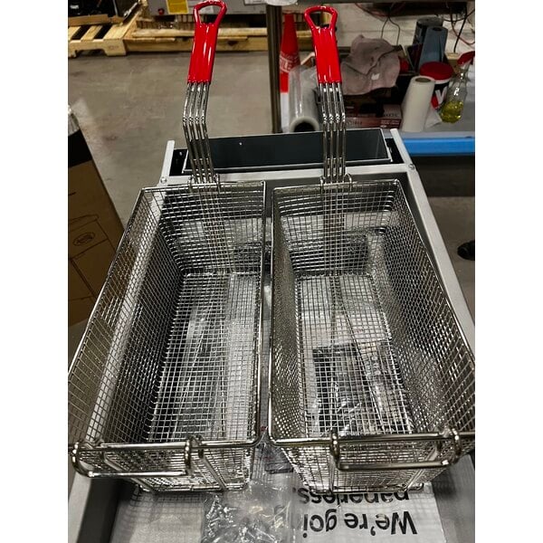 Scratch and Dent Avantco F4-ES-N 45-50 lb. Natural Gas Stainless Steel Floor Fryer - 85,000 BTU