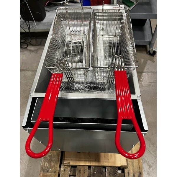 Scratch and Dent Avantco F4-ES-N 45-50 lb. Natural Gas Stainless Steel Floor Fryer - 85,000 BTU