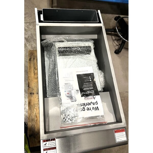 Scratch and Dent Avantco F4-ES-N 45-50 lb. Natural Gas Stainless Steel Floor Fryer - 85,000 BTU