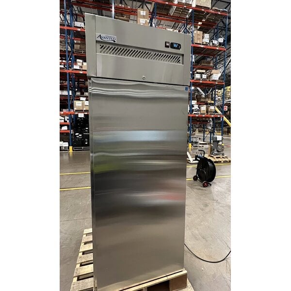 Scratch and Dent Avantco Z1-F-HC 29" Solid Door Stainless Steel Reach-In Freezer