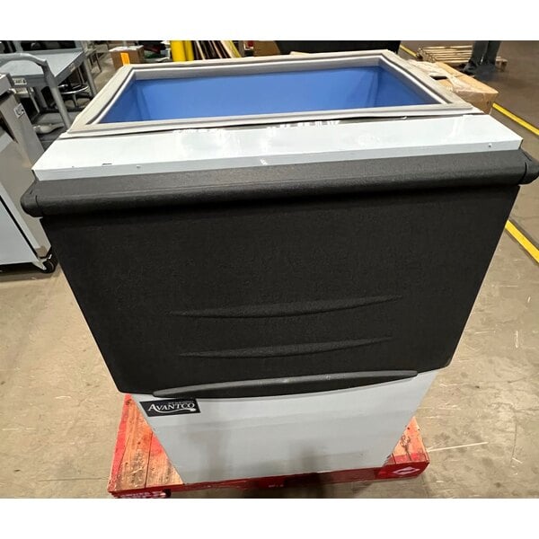 Scratch and Dent Avantco Ice BIN27530 30" Ice Storage Bin - 375 lb.