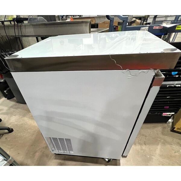 Scratch and Dent Avantco AU-27R 27" Undercounter Refrigerator
