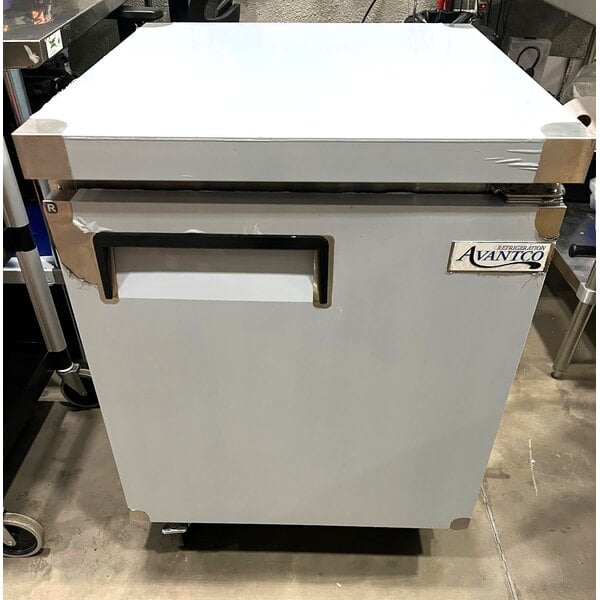Scratch and Dent Avantco AU-27R 27" Undercounter Refrigerator