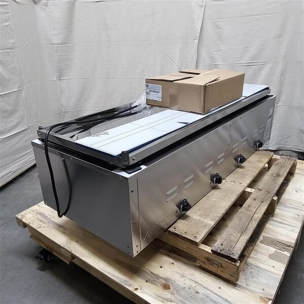 Scratch and Dent Avantco STE-4SA Four Pan Open Well Electric Steam Table with Undershelf - 120V, 2000W