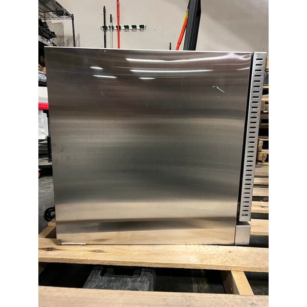 Scratch and Dent Avantco CO-28M Half Size Countertop Convection Oven, 2.3 cu. ft. - 208/240V, 2100/2800W