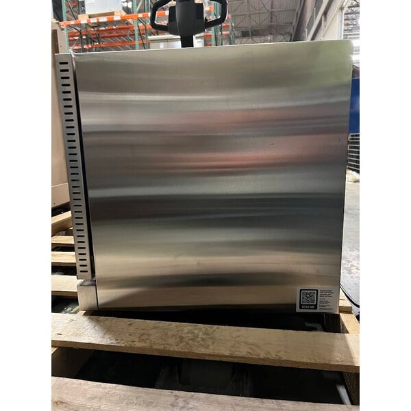 Scratch and Dent Avantco CO-28M Half Size Countertop Convection Oven, 2.3 cu. ft. - 208/240V, 2100/2800W