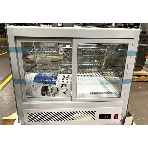 Scratch and Dent Avantco BCC-28-HC 27 1/2" White Refrigerated Countertop Bakery Display Case with LED Lighting