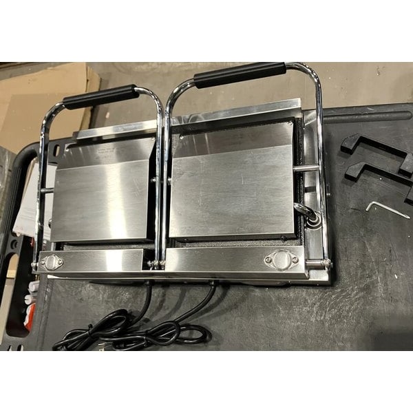 Scratch and Dent Avantco PG400GS Commercial Dual Panini Sandwich Grill with Grooved Top and Smooth Bottom Plates, and 19 5/8" x 9 1/8" Cooking Surface - 120V, 3500W