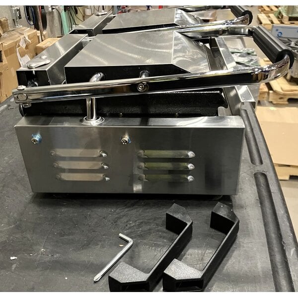 Scratch and Dent Avantco PG400GS Commercial Dual Panini Sandwich Grill with Grooved Top and Smooth Bottom Plates, and 19 5/8" x 9 1/8" Cooking Surface - 120V, 3500W