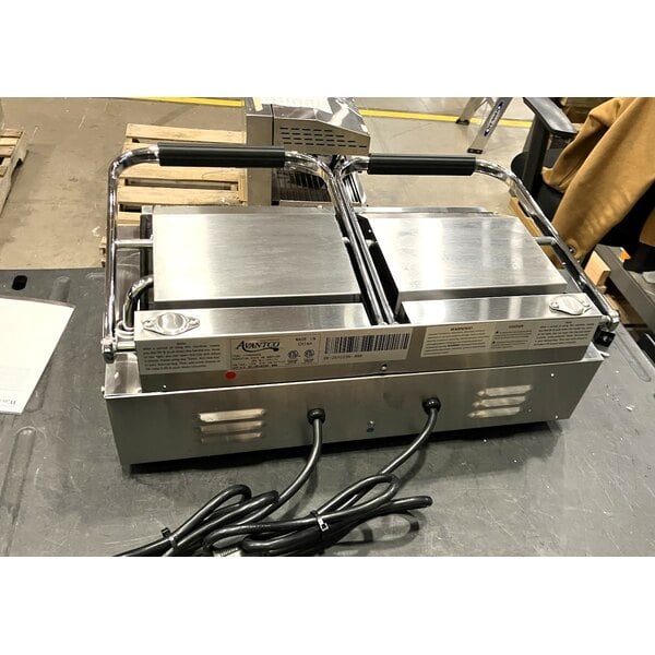 Scratch and Dent Avantco PG400GS Commercial Dual Panini Sandwich Grill with Grooved Top and Smooth Bottom Plates, and 19 5/8" x 9 1/8" Cooking Surface - 120V, 3500W