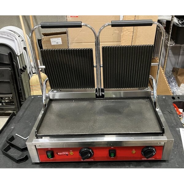 Scratch and Dent Avantco PG400GS Commercial Dual Panini Sandwich Grill with Grooved Top and Smooth Bottom Plates, and 19 5/8" x 9 1/8" Cooking Surface - 120V, 3500W