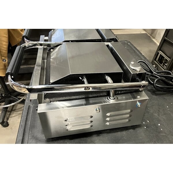 Scratch and Dent Avantco PG400GS Commercial Dual Panini Sandwich Grill with Grooved Top and Smooth Bottom Plates, and 19 5/8" x 9 1/8" Cooking Surface - 120V, 3500W