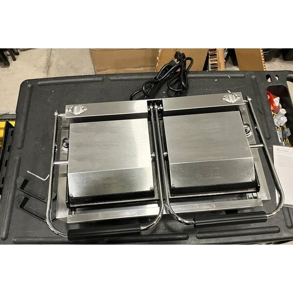 Scratch and Dent Avantco PG400GS Commercial Dual Panini Sandwich Grill with Grooved Top and Smooth Bottom Plates, and 19 5/8" x 9 1/8" Cooking Surface - 120V, 3500W